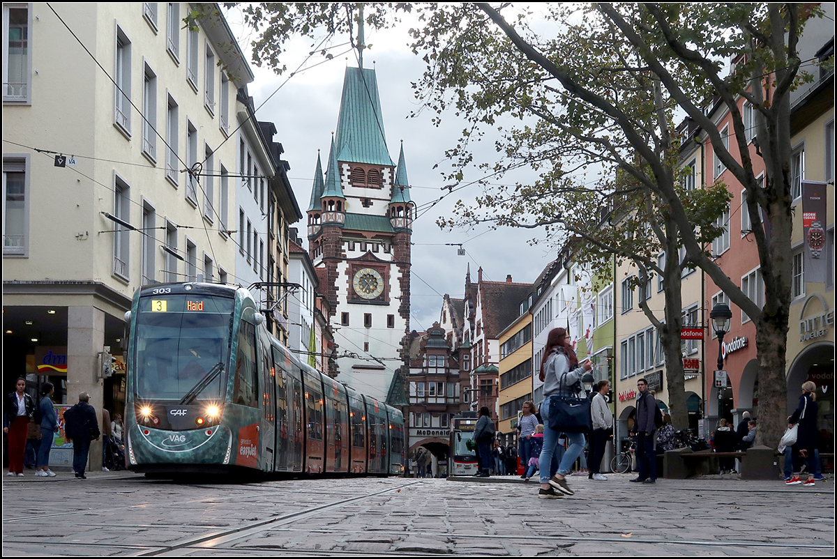 In farblicher Abstimmung-

... zum Kupferdach des Freiburger Martinstores hält hier eine Urbos-Tram der Linie an der Haltestelle Bertoldsbrunnen. 

07.10.2019 (M)