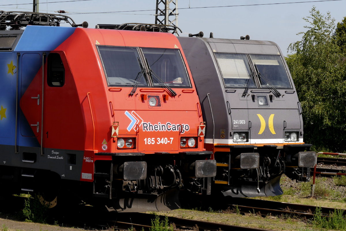In der feiertäglichen Nachmittagssonne präsentieren sich am Krefelder Hbf 185 340 von RheinCargo (einer der drei Vertreter der neuen Mini-Serie  Aus dem Rheinland nach Europa ) und 241 003 von Hectorrail (Aufnahme vom 21.5.20).
