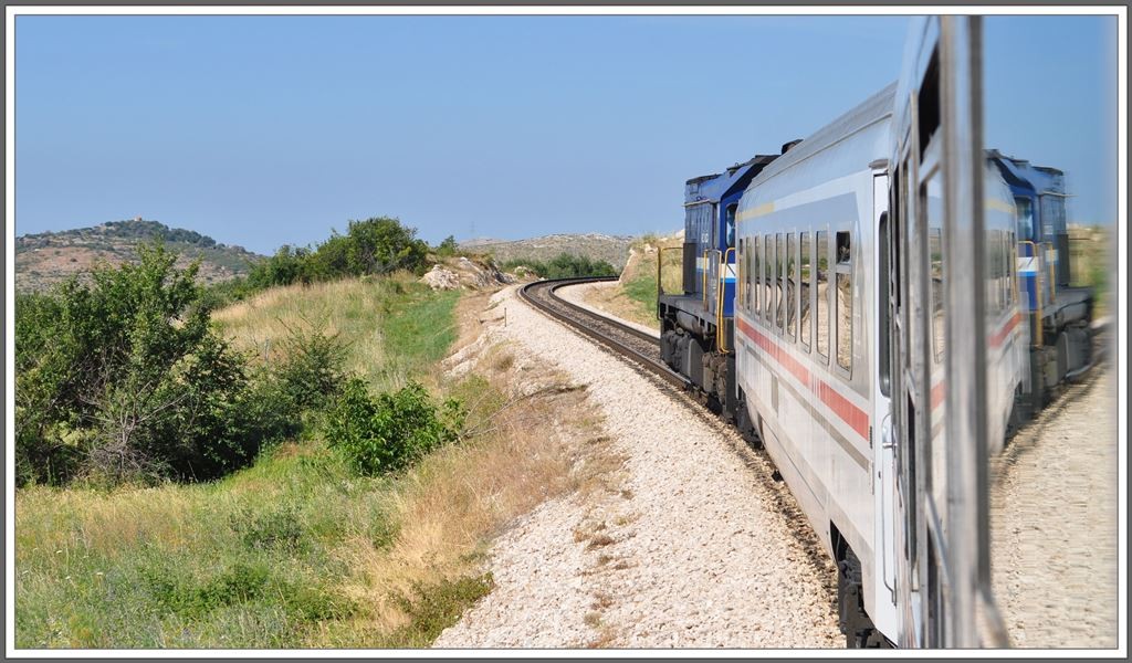 In flottem Tempo geht es stetig bergauf mit Blick auf die dalmatinische Kste mit all ihren Inseln. (03.07.2013)