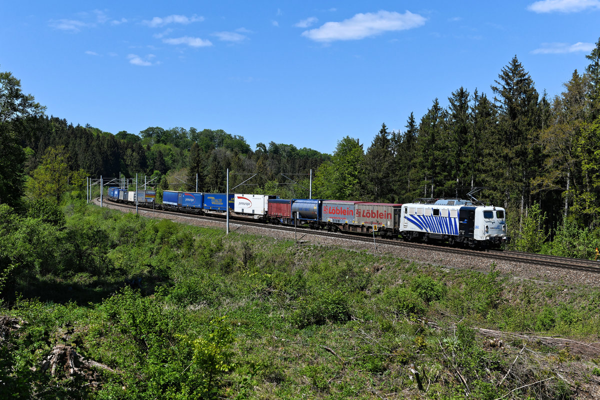 In flotter Fahrt konnte am 06. Mai 2020 die 139 260 mit ihrem DGS 43119 von München Ost Rbf nach Verona Q.E. die Langsamfahrstelle zwischen Grafing und Aßling passieren, wurde sie doch über das nicht beeinträchtigte Gegengleis geleitet. Mit ihren neuen Griffstangen, die aufgrund einer neuen Sicherheitsrichtlinie angebracht wurden, wirkt die Einheits-E-Lok recht gewöhnungsbedürftig. Die übrigen 139er von Lokomotion bleiben von solchen Umbauten bisher glücklicherweise verschont.