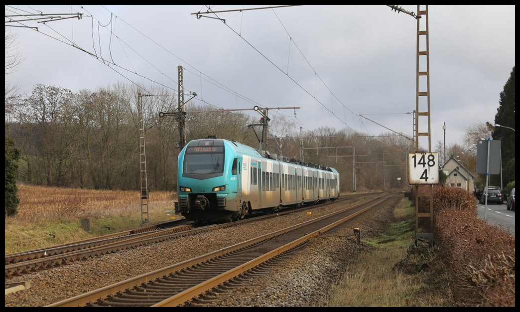 In Form des ET 4.04 fährt hier die Eurobahn am 12.2.2023 um 12.32 Uhr in Richtung Rheine durch den ehemaligen Bahnhof Velpe.
