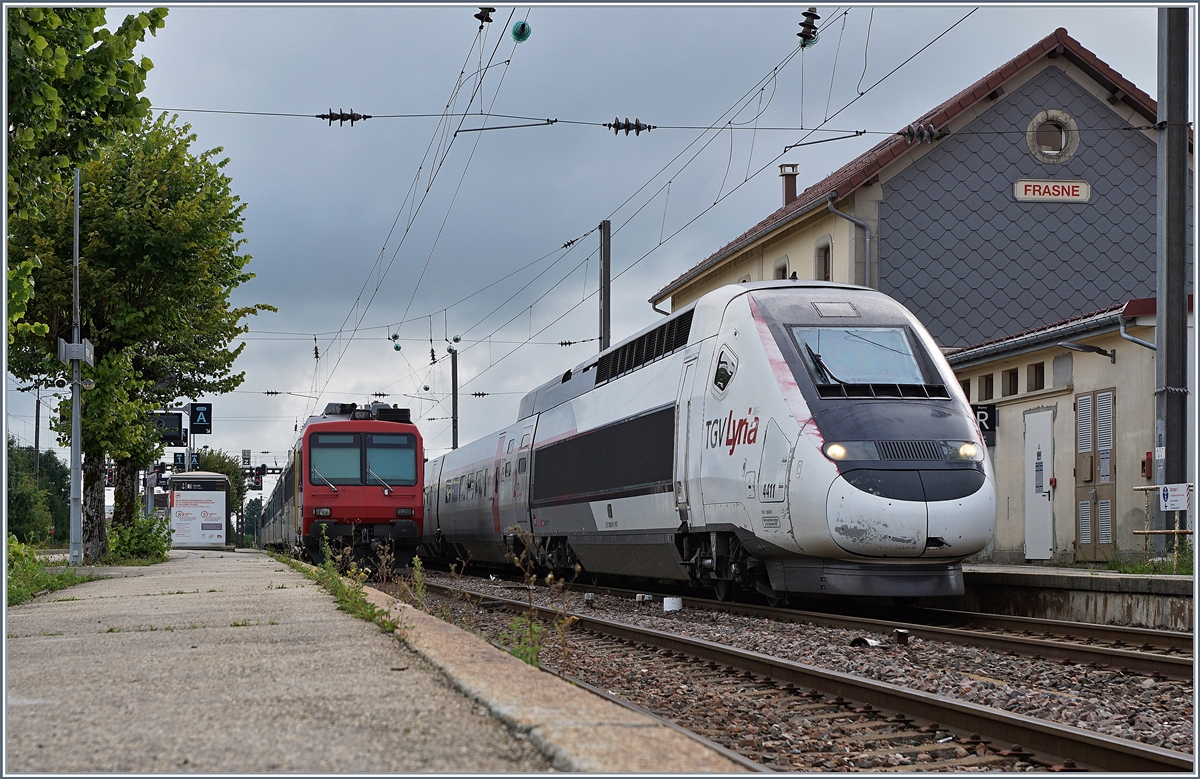 In Frasne vermittelt der RE 18122 von Neuchâtel gekommen, Anschluss an den TGV Lyria 4411 welcher von Lausanne nach Paris unterwegs ist. Der RE besteht aus folgenden Fahrzeugen: RBDe 562 004-2, AB 50 85 30-603-1, B 50 85 20-35 600-9, B 50 85 20-35 602-5 und dem Bt 50 85 29-35 952-5. 13. August 2019