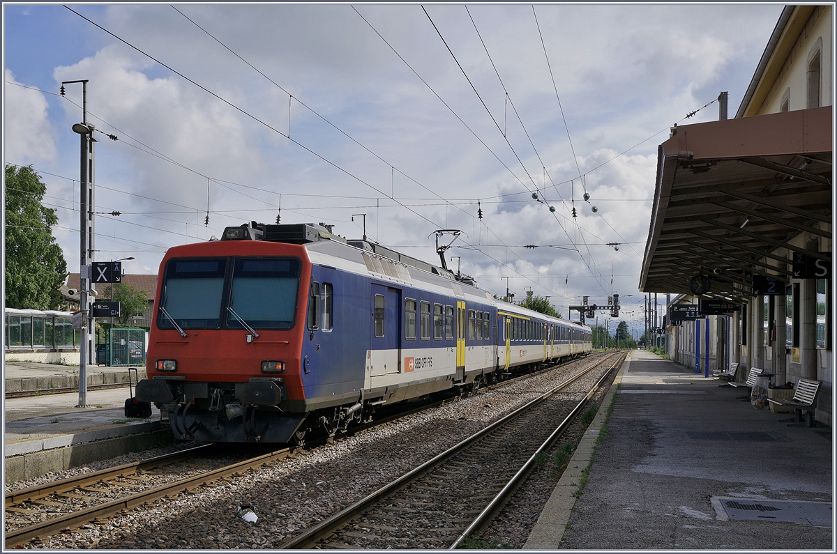 In Frasne wird der von Neuchâtel gekommen RE 18122 für die Rückfahrt als RE 18123 nach Neuchâtel vorbereitet. Der RE besteht aus folgenden Fahrzeugen: RBDe 562 004-2, AB 50 85 30-603-1, B 50 85 20-35 600-9, B 50 85 20-35 602-5 und dem Bt 50 85 29-35 952-5.

13. August 2019