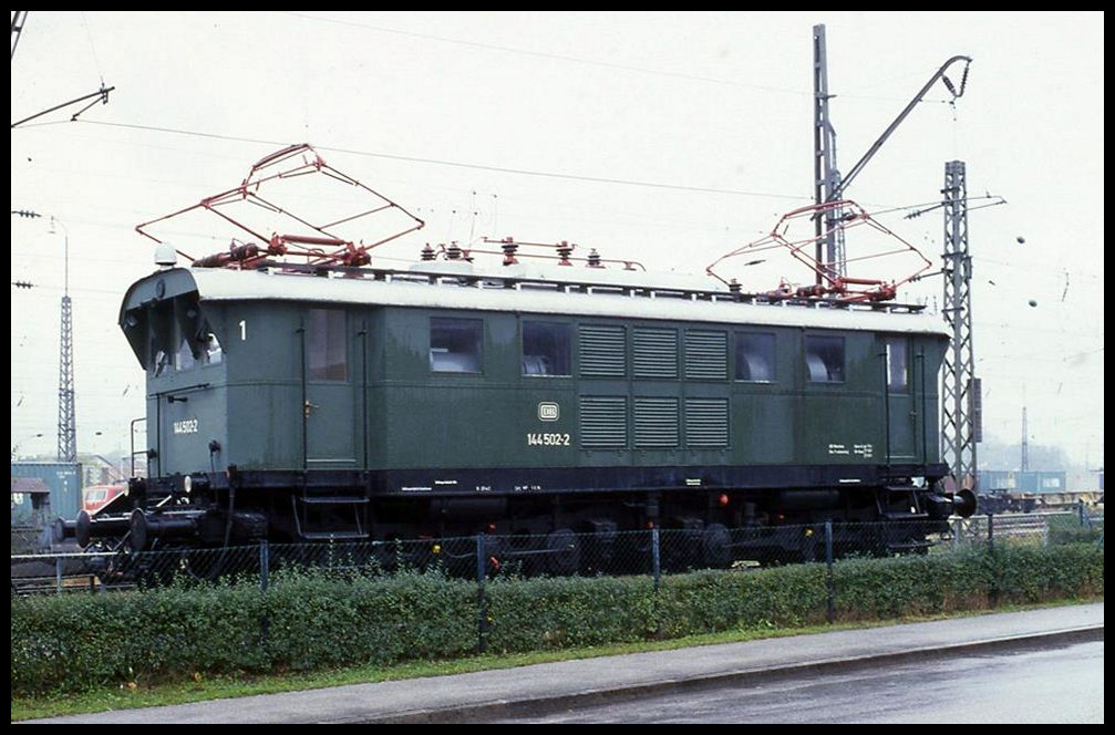 In Freilassing stand am 21.10.2003 die DB 144502-2 als Denkmal Lok nahe dem dortigen HBF.