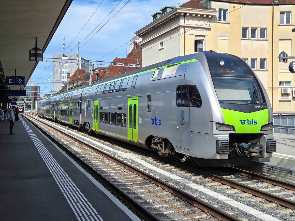 In Fribourg steht BLS MUTZ 018 mit der S1 nach Thun, 29.08.2026.