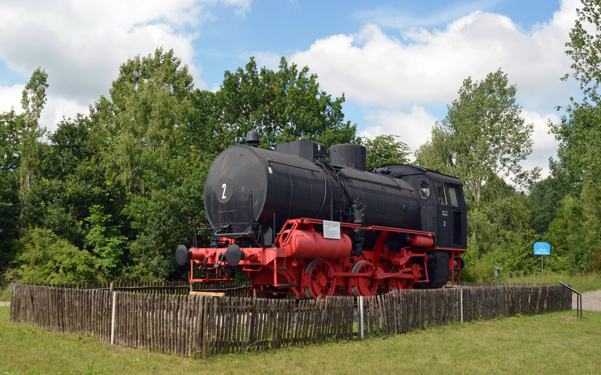 In Friedersdorf bei Bitterfeld steht diese Dampfspeicherlok als Zeitzeuge aufgestellt. Sie wurde von 1975 bis 1993 im Reichsbahnkraftwerk Muldenstein eingesetzt. Fotografiert am 19.06.16.