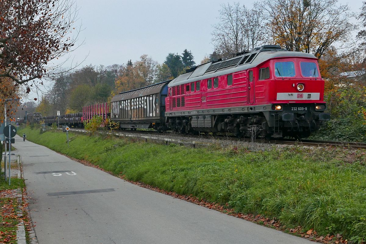 In Friedrichshafen zieht 232 609-8 einen auf Grund einer baustellenbedingten Streckensperrung zwischen Radolfzell und Konstanz umgeleiteten Güterzug von Singen nach Lindau (11.11.2020).