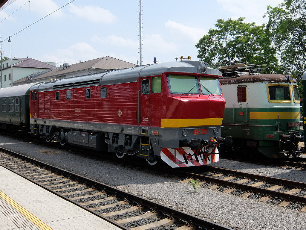 In frischem Lack und mit altem CSD Anstrich glänzt T478 2 069 am 23.6.2017 am Koliner Bahnhof. Die Lok steht in einer kleinen Gruppe historischer Fahrzeuge auf zwei Abstellgleisen südlich von Bahnsteig 1a. Am Haken der Lok hängen drei alte CSD Wagen (zwei Liege-/Schlafwagen und ein Gepäckwagen), auf dem Gleis dahinter stehen die ebenfalls fotografierte T334, ein Güterzugbegleitwagen im CSD Anstrich und eine BR 141.