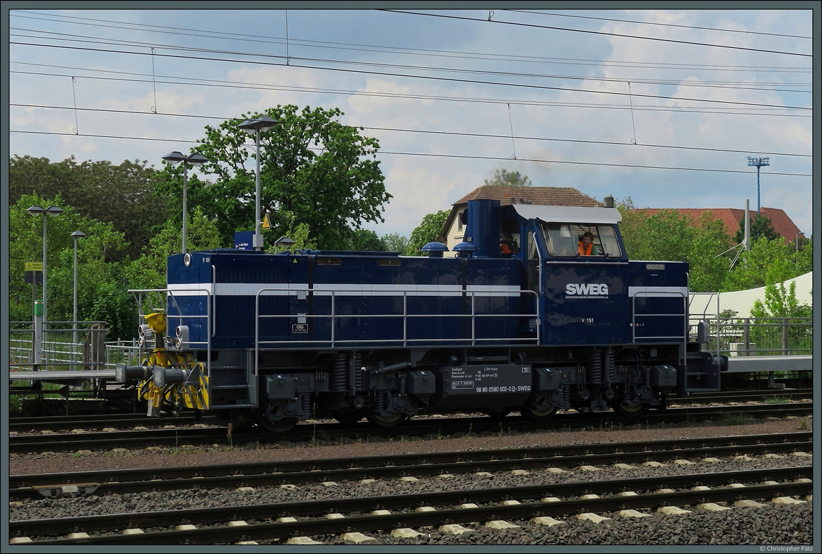 In frischer Lackierung rollt die V 151 der SWEG am 21.05.2019 als Lz 86285 durch Magdeburg Hbf. 