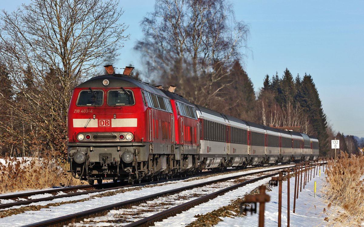 In Front einer Doppeltraktion dieselt die DB 218 403-4 mit dem EC 194 aus München Hbf nach Zürich HB in Hergensweiler vorüber.Bild vom 28.1.2017