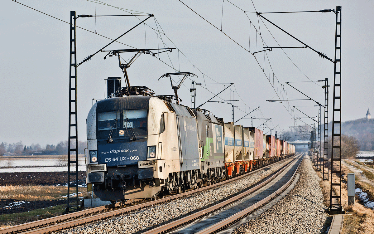 In Front einer Doppeltraktion fährt die ES 64 U2 068 mit einem UKV Zug in Niedermünchsdorf vorüber.Bild vom 11.2.2017