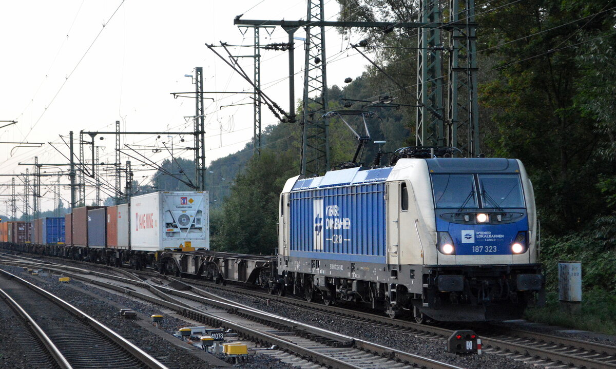 In den frühen Morgenstunden kommt die Wiener Lokalbahnen Cargo GmbH, Wien [A] mit  187 323  [NVR-Nummer: 91 80 6187 323-1 D-WLC] und Containerzug in Hamburg an Richtung Hafen und durchfährt Bf. Hamburg-Harburg, 08.09.21