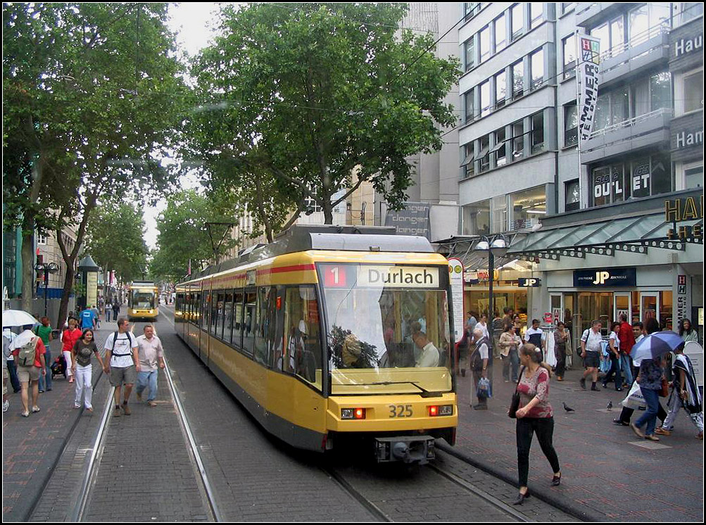 In der Fußgängerzone -

Niederflur-Stadtbahnwagen in der Haltestelle Herrenstraße in Karlsruhe. 

13.08.2004 (J)