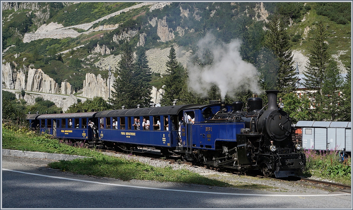 In der Gegenrichtung nimmt die HG 3/4 N° 1 mit ihrem, DFB Dampfzug von Oberwald (ab 10:45) nach Realp (an 12:51) in Gletsch die Steigung Richtung Furka in Angriff.

31. Aug. 2019