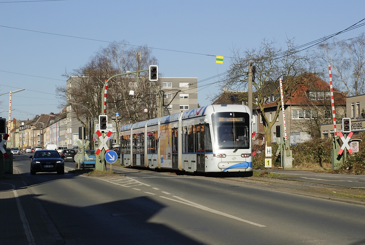 In Gelsenkirchen Beckhausen kreuzt die Bogestra-Linie 301 die Emschertalbahn von Wanne-Eickel nach Dorsten, hier mit Tw 116 am 08.03.2022. Wegen des ziemlich starken Autoverkehrs muss hier etwas Geduld aufgebracht werden, um die Triebwagen  autofrei  ablichten zu können, glücklicherweise fährt die Straßenbahn im 10 Minuten-Takt.
