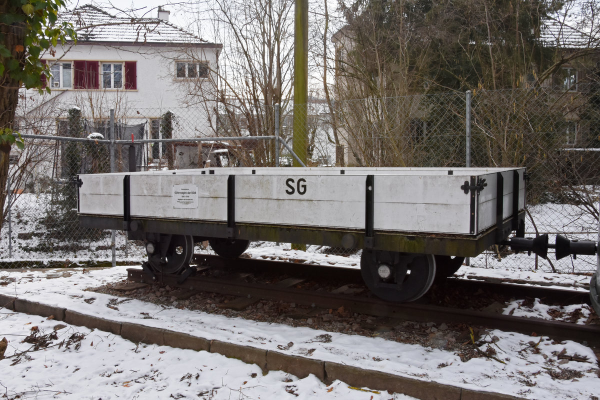 In Gelterkinden steht die Rekonstruktion eines Güterwagens der Sissach Gelterkinden Bahn. Die Bahn verkehrte vom 16. Mai 1891 bis am 07.Januar 1916. Die Aufnahme stammt vom 15.02.2021.