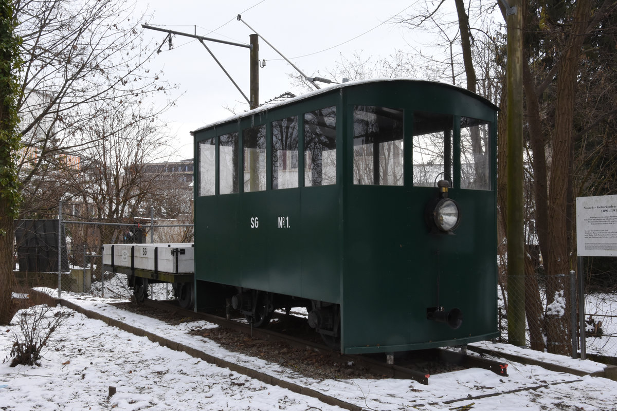 In Gelterkinden steht eine Rekonstruktion der Lok Nr. 1 und einem Güterwagen der Sissach - Gelterkinden Bahn. Die Bahn verkehrte vom 16. Mai 1891 bis 07. Januar 1916. Die Aufnahme stammt vom 15.02.2021.