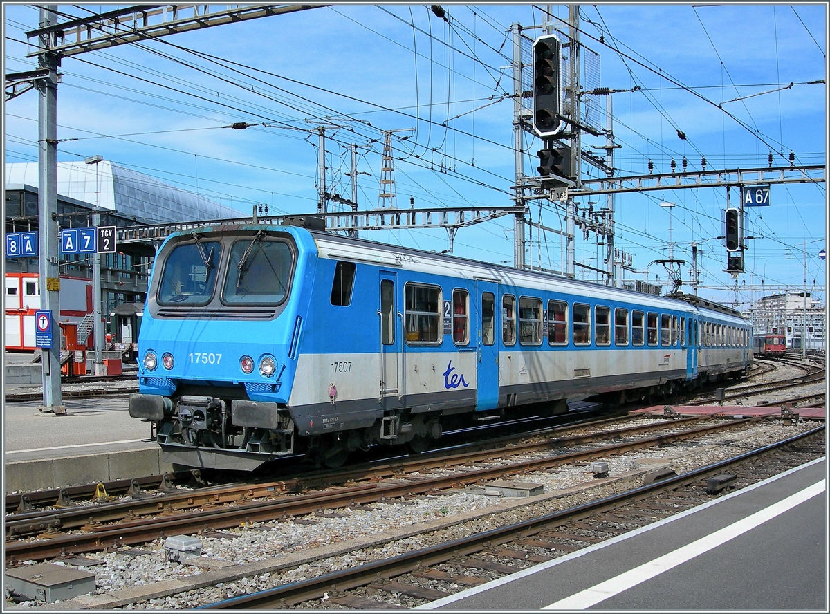 In Genève wird der SNCF Z 7507 als TER nach Lyon bereitgestellt. Dieser zweiteilige Gleichstromtriebwagen zeigt, dass bei der Region Rhone-Alpes schon vor Jahren  Himmelblau  bei der Farbgebung verwendet wurde. 

31. März 2007