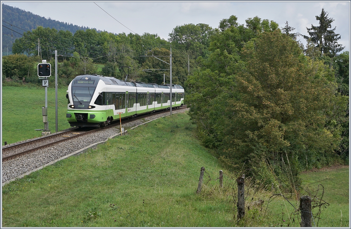 In Geneveys-sur-Coffrane gekreuzt, kommt schon bald danach der Gegenzug; der TransN RABe 527 331 als RE Le Locle - Neucahtel beim Einfahrvorsignal A412 vorbei. 

3. Sept. 2020