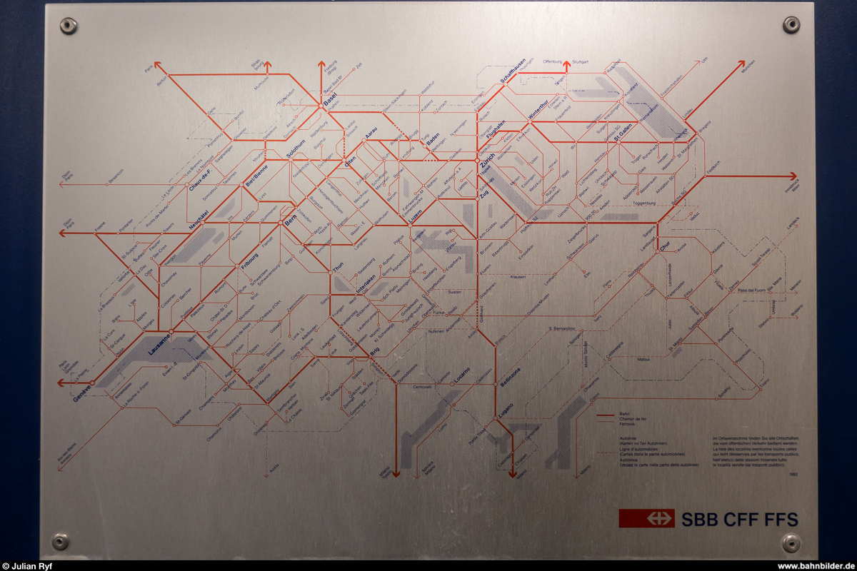 In den Genuss einer  historischen  Fahrt kam ich am 21. Dezember 2017 mit dem IR 17 von Olten nach Bern. Zum Einsatz kam ein Ersatzzug aus EW-I-Wagen mit Baujahr 1956-1967. Im Innern hängen teilweise noch schöne Blechtafeln mit dem Schweizer Schiennennetz aus dem Jahr 1982! Natürlich fehlen diverse Neubaustrecken, die Linie Delle - Belfort, welche im 1993 stillgelegt und voraussichtlich im nächsten Sommer wiedereröffnet wird, ist aber bereits (bzw. immer noch) vorhanden - der Plan wird also tatsächlich wieder ein Stück weit aktueller.<br>
Wenn im nächsten Jahr die FV-Dosto in Betrieb genommen werden, dann werden diese bereits über 50-jährigen Kompositionen wohl verschwinden