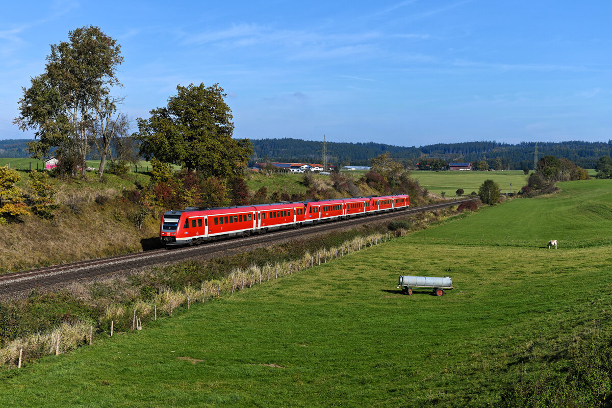 In der Geraden bei Aitrang konnte ich am 17. Oktober 2021 eine Dreifach-Garnitur der Baureihe 612 dokumentieren. Es handelte sich hierbei um die bis Immenstadt vereinigt fahrenden RE 3288 nach Hergatz bzw. RE 3388 nach Oberstdorf. Es führte 612 083. Auffällig ist der stets gute Pflegezustand der Fahrzeuge, weswegen ich sie auch ganz gerne fotografiere. 