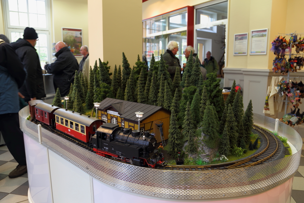 In der Geschäftsstelle der HSB im Bahnhof Nordhausen Nord zieht dieser schmucke kleine Zug unentwegt seine Runden. (Aufnahme vom 17.10.2015)