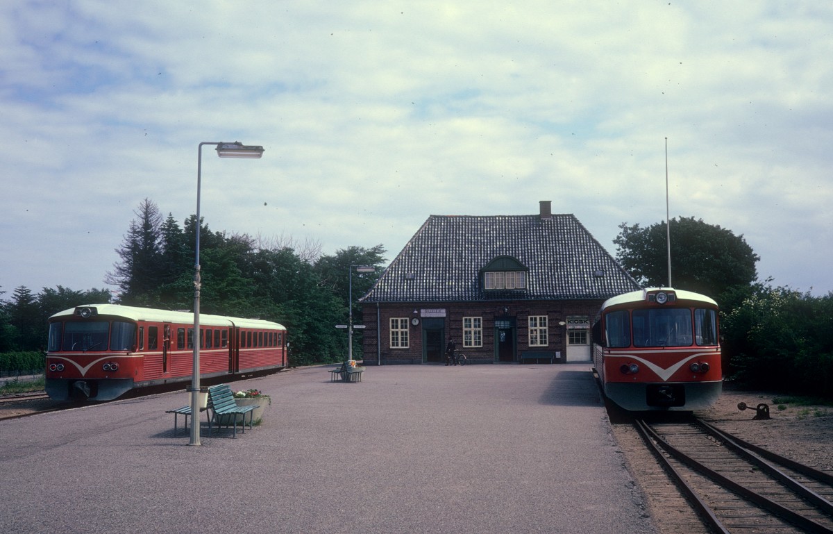 In Gilleleje treffen sich am 23. Juni 1974 ein Triebzug (Ym + Ys) der HHGB (Helsingør-Hornbæk-Gilleleje-Banen, Hornbækbanen - links im Bild) und ein Triebzug (Ym + Ys) der GDS (Gribskovbanen - rechts im Bild). - Heute fahren hier Triebzüge des Typs LINT 41 des Bahnunternehmens Lokalbanen, die die Bahnstrecke Helsingør-Gilleleje-Hillerød bedient. 