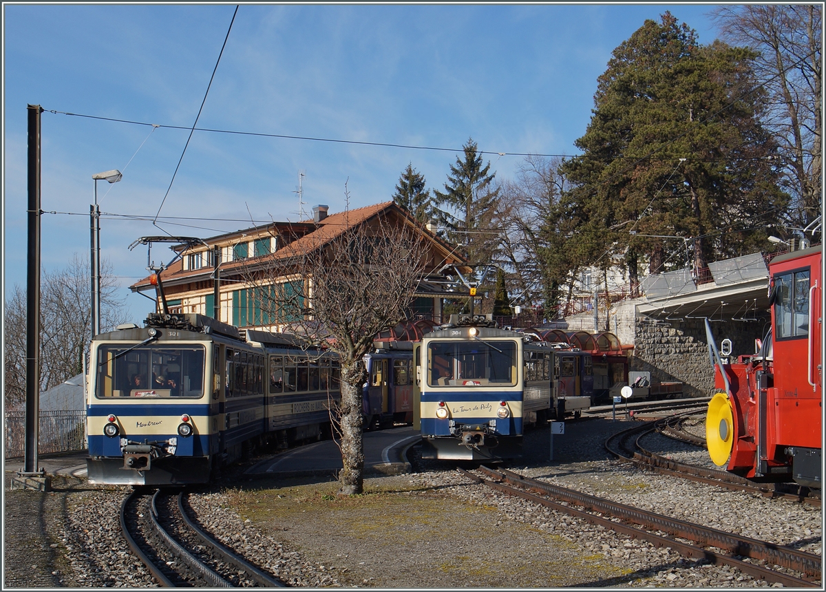 In Glion kreuzen sich die bergwärts fahrendenden Bhe 4/4 303 und 301 mit dem Talwärts fahrender Bhe 4/8 304.

8. Dezember 2015