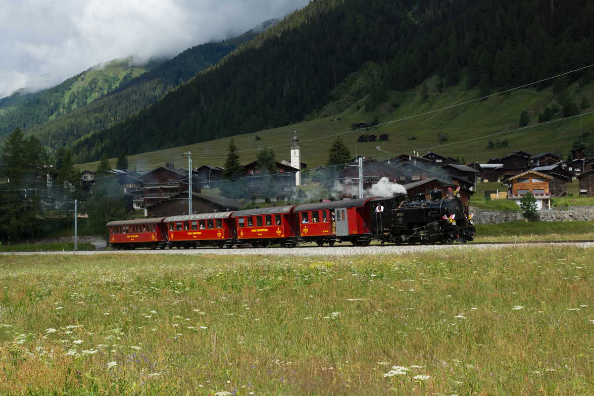 In Gluringen konnte ich dann den Jubiläumszug mit der wunderschön hergerichteten HG 3/4 9 der Dampfbahn Furka-Bergstrecke ablichten (30.06.2014)