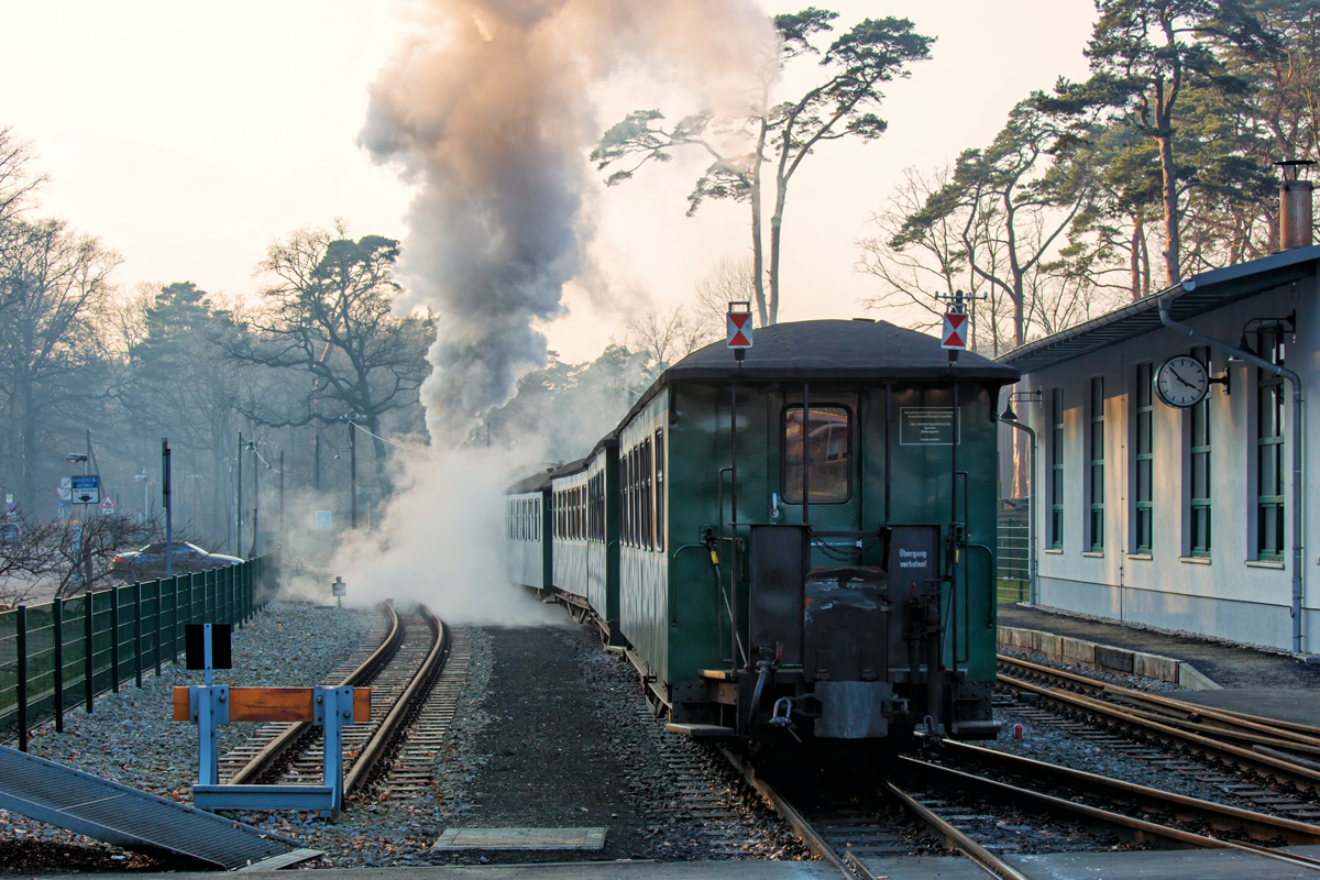 In Göhren abgefahrener Rasender Roland in Richtung Binz. - 09.03.2016 