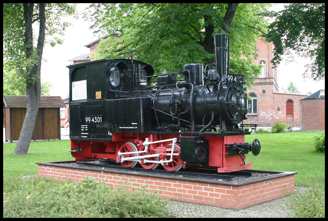 In Gommern steht die Schmalspur Dampflok 994301 der ehemaligen Burger Kleinbahn nahe dem Bahnhof als Denkmal Lok.Am 13.8.2005 war sie gerade äußerlich wieder aufgearbeitet worden.