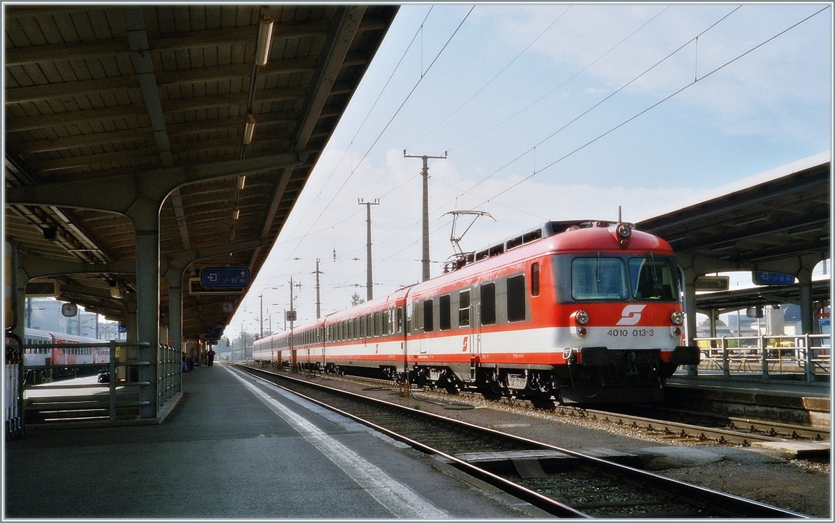 In Graz wartet der ÖBB ET 4010 013-3 auf die Abfahrt. 

Analogbild vom September 2002