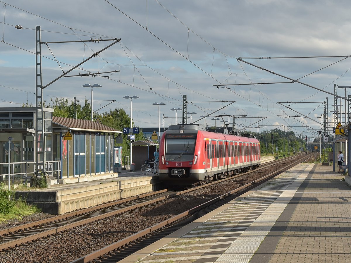 In Groß Gerau-Dornberg ist so eben der Triebwagen 430 609 am Bahnsteig Gleis4 eingefahren und wird dann als S7 nach Frankfurt/Main Hbf weiter fahren. Sonntag 13.8.2017