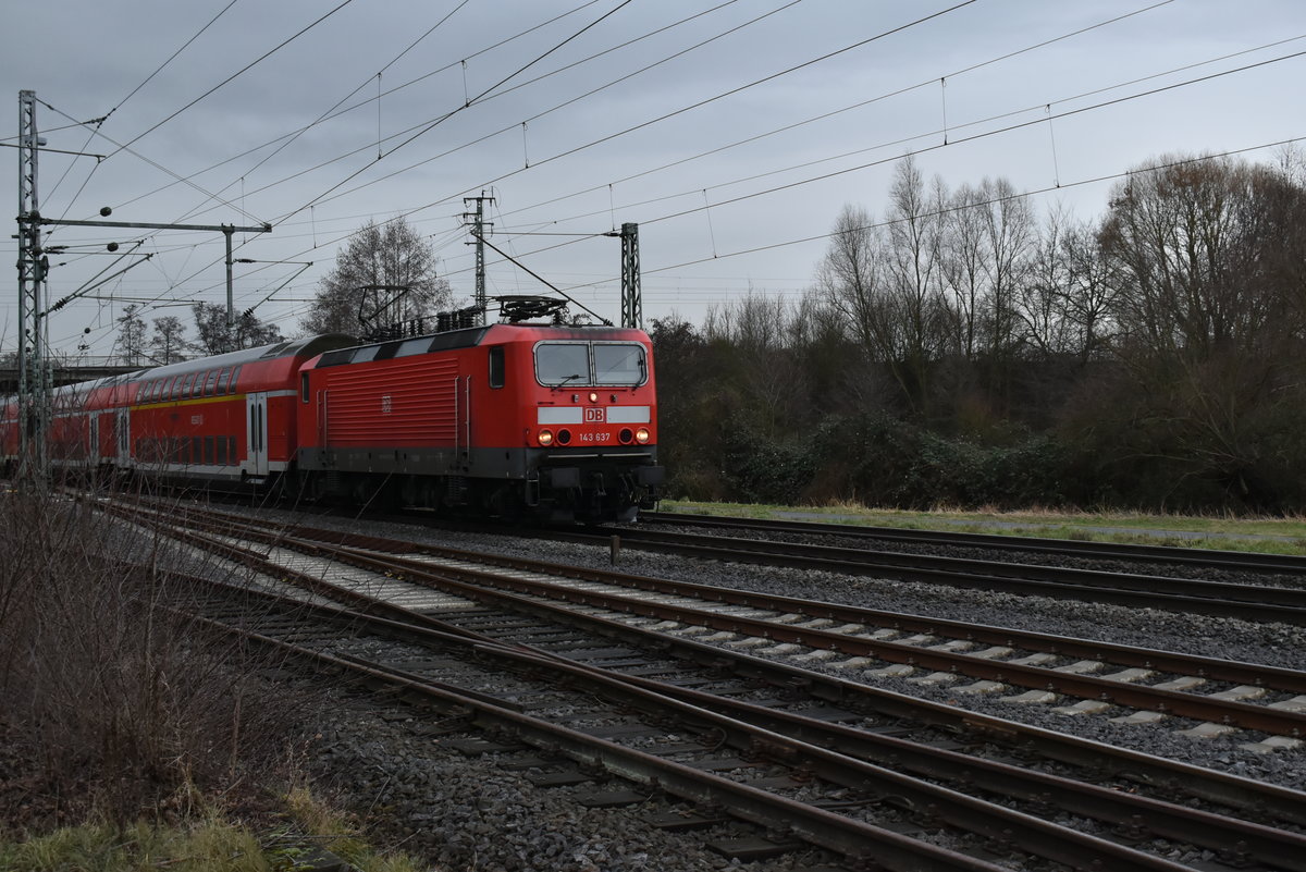 In Groß Gerau fährt gerade die 143 637 als RB 75 nach Wiesbaden ein am Freitag den 26.1.2018