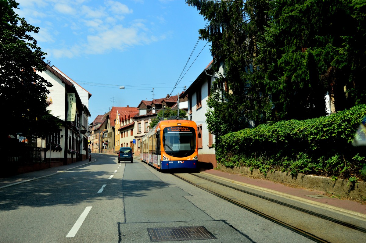 In Großsachsen ist hier der auf Ringstrecke gen Heidelberg fahrende Triebwagen 4152 des RNV am Nachmittag des 5.7.2015