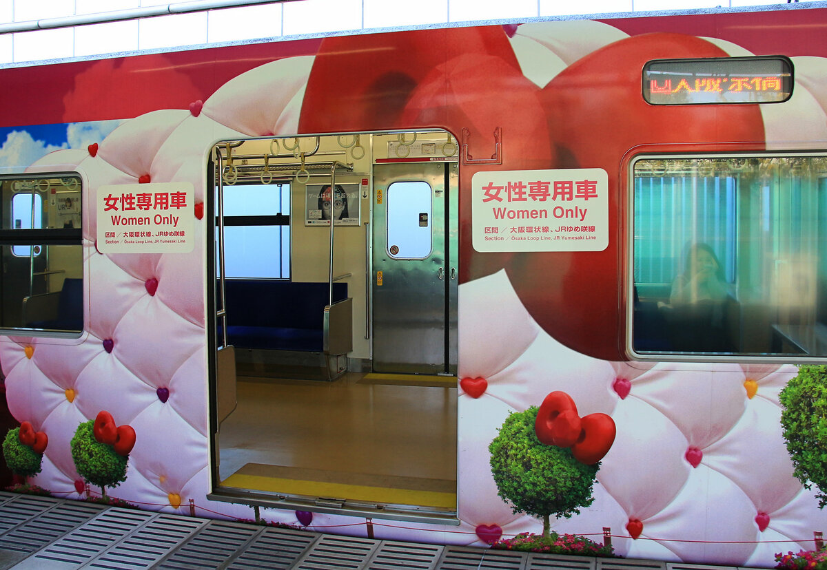 In den Grossstädten führen viele Züge einen Wagen mit, der nur von Frauen bestiegen werden darf. Hier Wagen SAHA 201-80 (aus einem Zug Serie 201) in Ôsaka-Ajikawaguchi. 28.März 2017  
