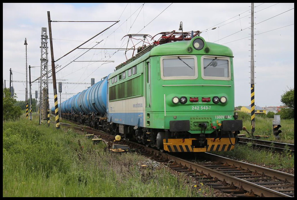 In Grün wieder aufgehübst ist hier am 17.5.2019 die 242543-7 mit einem Tankzug in Richtung Ungarn um 13.56 Uhr bei Tvrdosovce unterwegs.