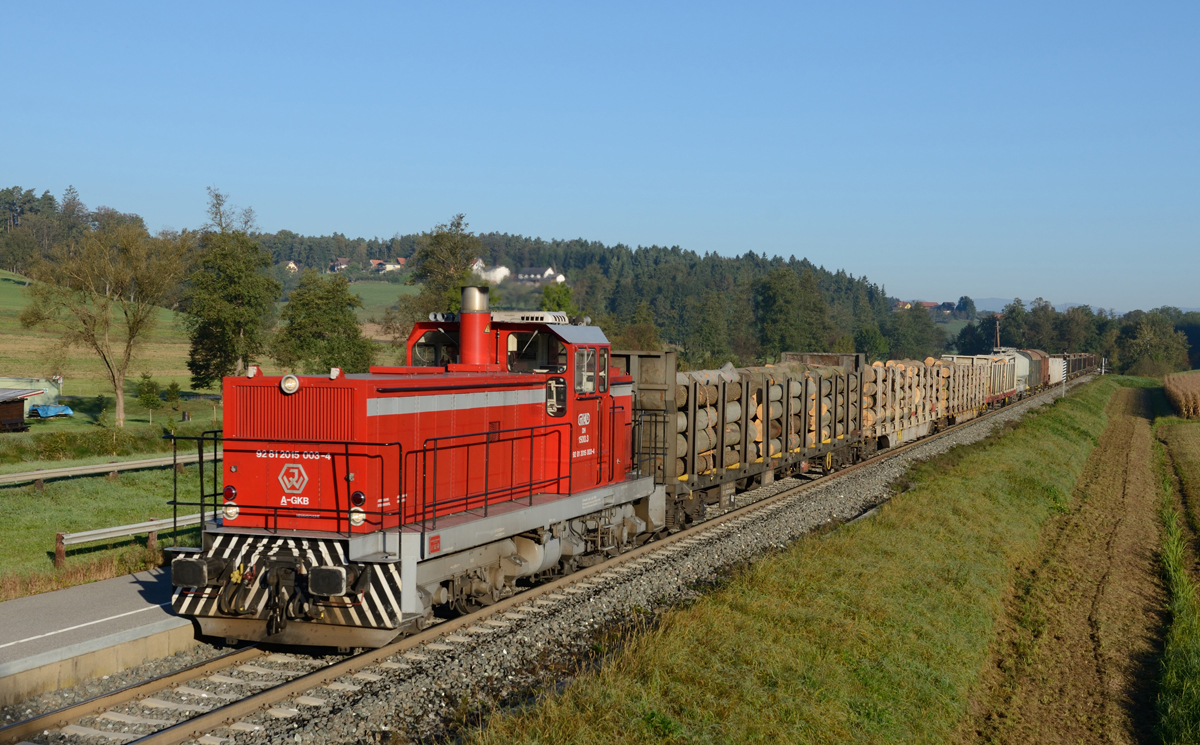 In güldenes morgenlich gehüllt war am  30. September 2016 der Oisnitz-Graben als die Jenbacher DH 1500.3 mit dem freitäglichen VG die Haltstelle Oisnitz-St.Josef passierte. 