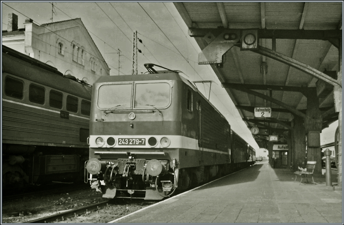 In Güstrow wartet die DR 243 279-7 mit einem Personenzug auf die Abfahrt. 

26. Sept. 1990