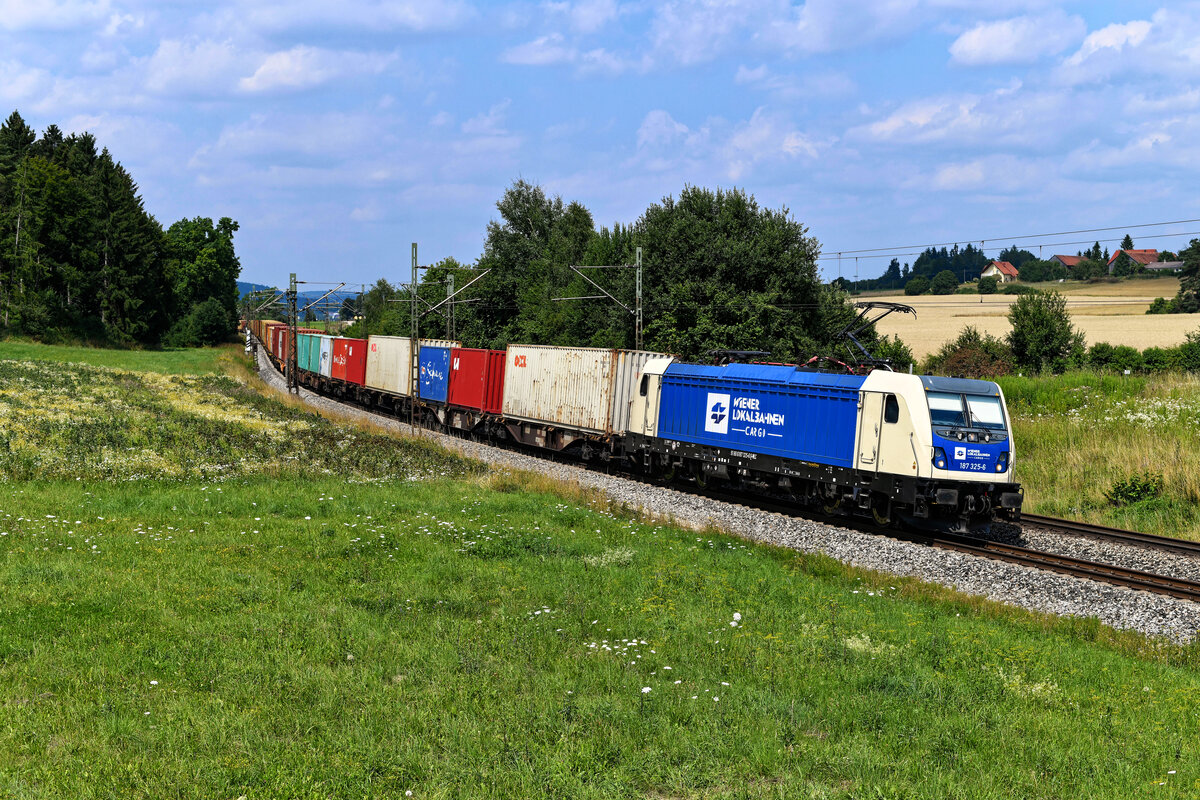 In gutem Pflegezustand zeigte sich am 23. Juli 2021 die 187 325 der WLC vor dem Containerzug DGS 43937 von Dradenau nach Linz Vbf. Um die Mittagszeit passierte die Leistung den kleinen Weiler Sinngrün in der Oberpfalz. Das Wolkenlotto war mir zur Durchfahrtszeit gnädig gestimmt.