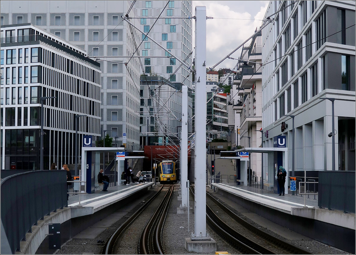 In der Häuserschlucht -

Ein Zug der U12 verlässt den Innenstadttunnel kurz vor der Haltestelle 'Budapester Platz' im Europaviertel in Stuttgart.

20.05.2021 (M)