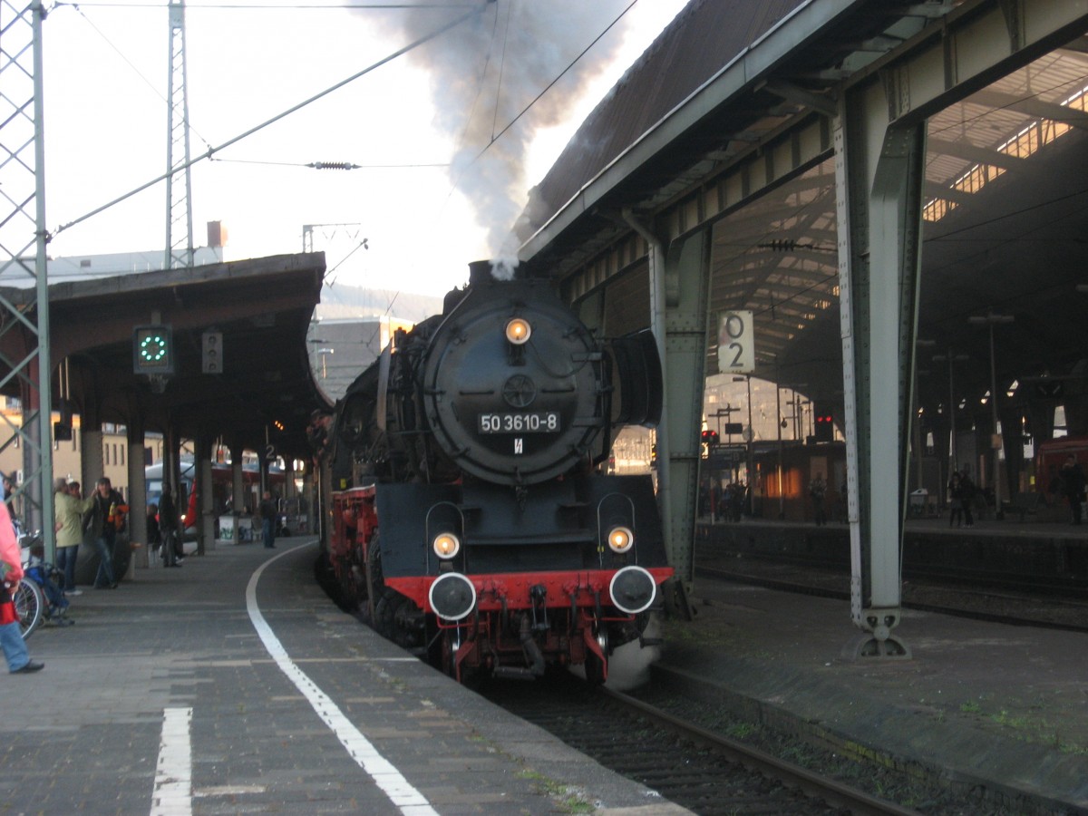 In Hagen Hbf wartet am 1.4.07 50 3610-8 mit ihrem Dampfsonderzug zum Eisenbahnmuseum Bochum-Dahlhausen auf die Abfahrt.