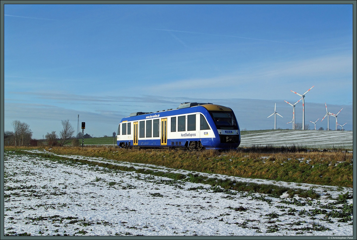 In Halberstadt werden üblicherweise die Züge aus Thale (HEX 11) mit den Zügen aus Goslar (HEX 21) bzw. Blankenburg (HEX 31) vereinigt, um dann gemeinsam nach Magdeburg weiterzufahren. Am 09.01.2015 scheint es aber zu Problemen gekommen zu sein, sodass der VT 876 allein Richtung Magdeburg fährt. Bei Groß Germersleben rollt der Lint 27 als HEX 80147 durch die Magdeburger Börde.