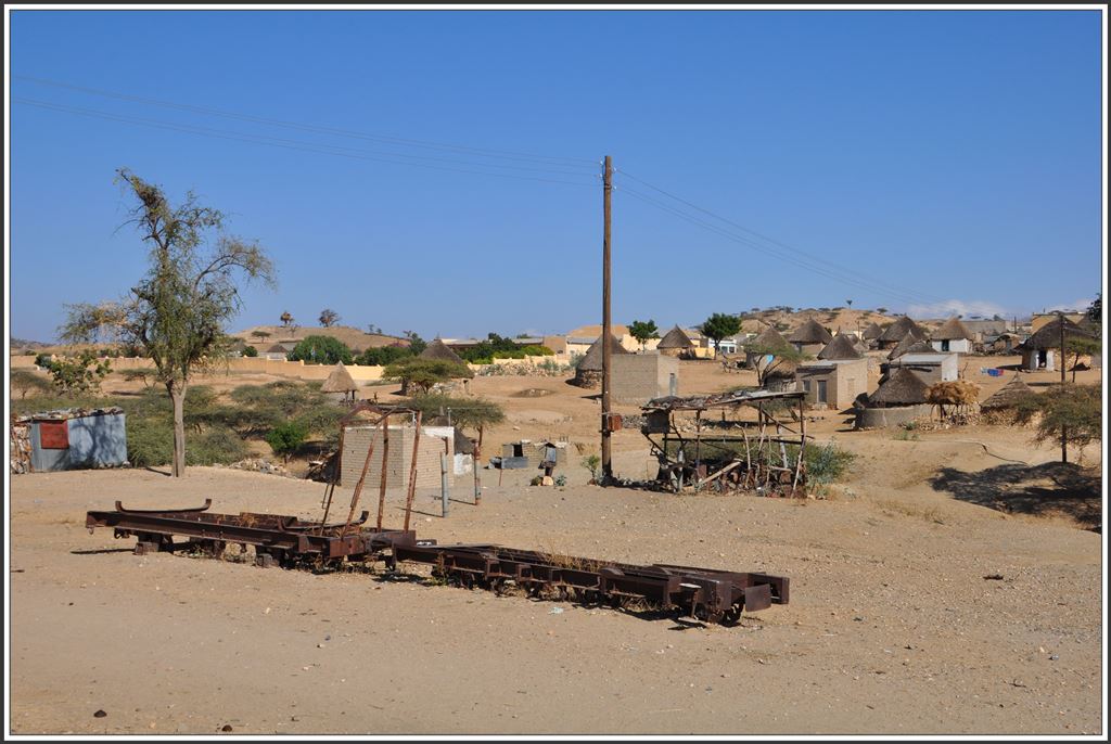 In Halib Mentel, dem ersten Dorf an der ehemaligen Eisenbahnstrecke von Keren nach Asmara, stehen auf dem Bahnhofsgelände noch zwei Güterwagen, die offenbar vergessen wurden. (02.12.2014)
