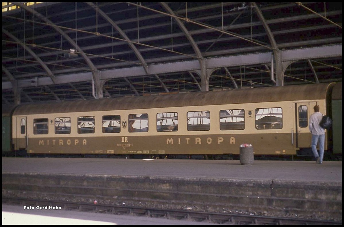 In Halle war am 18.3.1990 dieser Mitropa Wagen 503087-15614-5 in einen Zug eingereiht. Wagen in dieser Lackierung habe ich nur dieses eine Mal gesehen. Es scheint sie nicht so zahlreich gegeben zu haben.