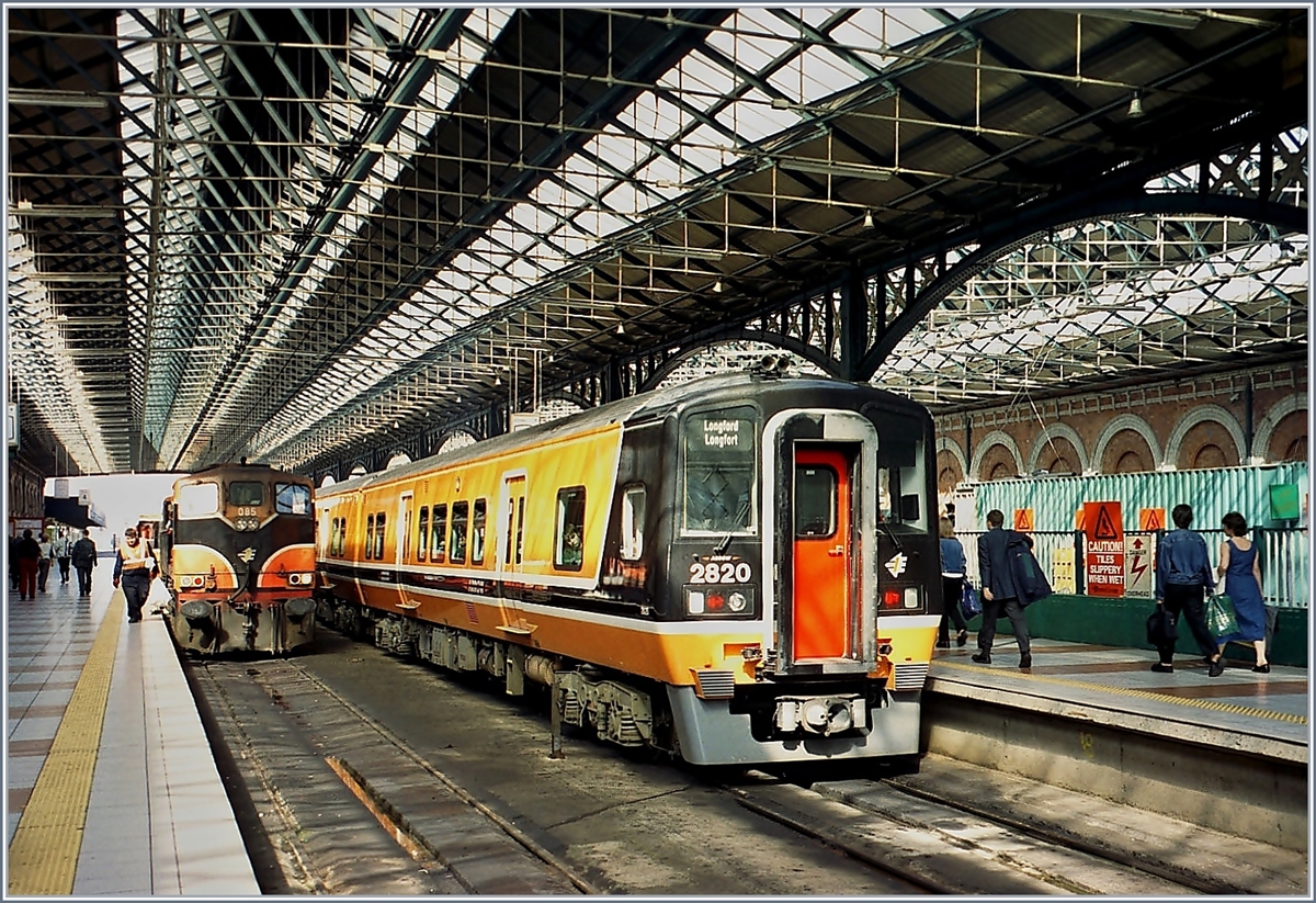In den Hallen des Bahnhofs Dublin Connolly Station / Baile Atha Cliath Stasiun Ui Chonghaile wartet ein Dieseltriebwagen auf seine Fahrgäste, während die CC O85 mit ihrem IC von Sligo eintrifft.
Juni 2001 