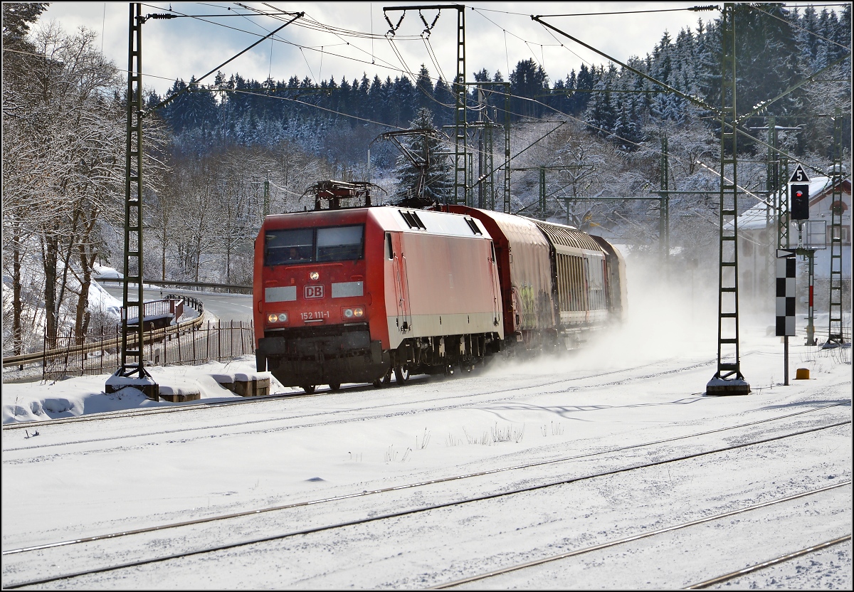 In Hattingen zweigt 152 111-1 mit ihrem Güterzug Richtung Stuttgart ab. Januar 2015.