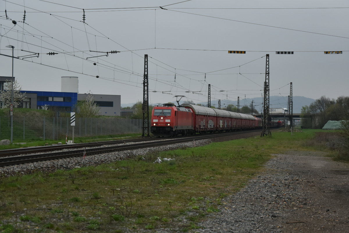 In Heddesheim/Hirschberg kommt die 185 351-4 mit einem Mischer gen Ladenburg gefahren. 5.4.2019 