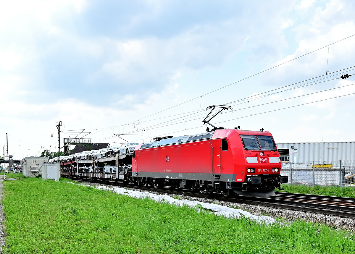 In Heddesheim/Hirschberg kommt der mittägliche Audizug aus Neckarsulm von der 185 182 gezogen gen Weinheim durchgefahren. 3.5.2022