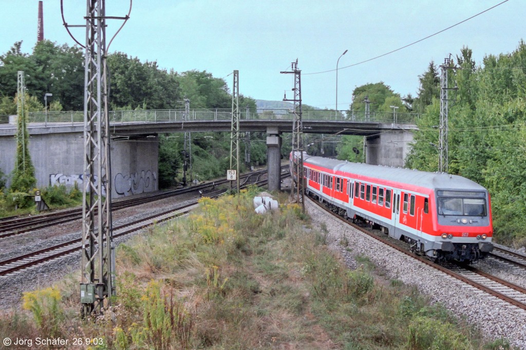 In Heidingsfeld verzweigen sich die Strecken von Würzburg nach Lauda und Ansbach. Ein RE nach Treuchtlingen hatte am 26.9.03 den Weichenbereich passiert und legte sich  Steuerwagen voraus  in die Kurve.